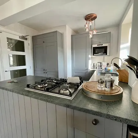 Perfectly Located, Bowness Flat With Free Parking And Views Daire Windermere