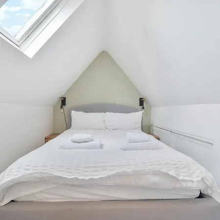 Perfectly Located, Bowness Flat With Free Parking And Views