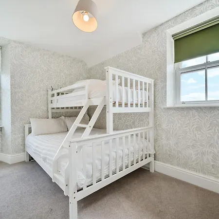 Perfectly Located, Bowness Flat With Free Parking And Views