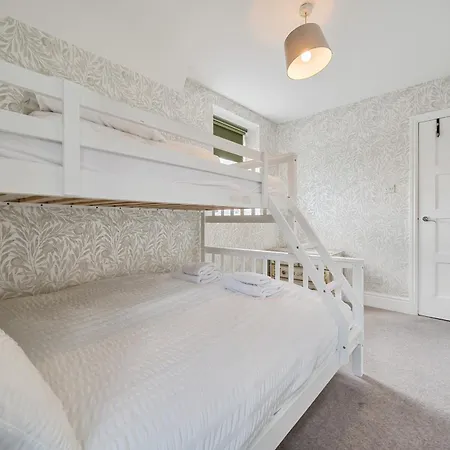 Perfectly Located, Bowness Flat With Free Parking And Views *