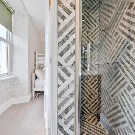 Perfectly Located, Bowness Flat With Free Parking And Views *