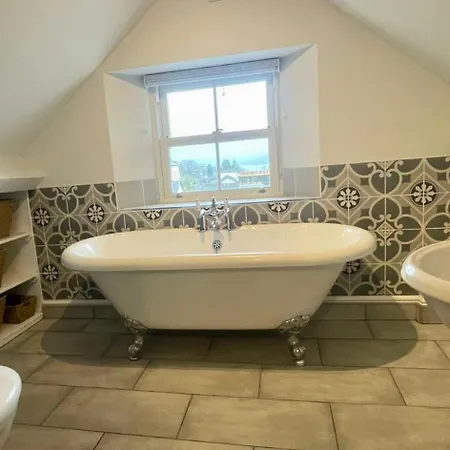 Perfectly Located, Bowness Flat With Free Parking And Views Lejlighed