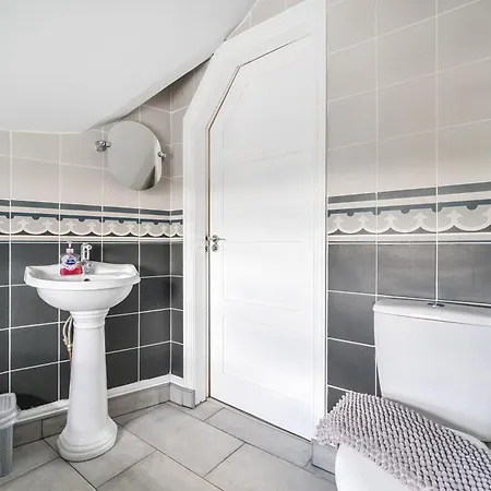 Perfectly Located, Bowness Flat With Free Parking And Views *