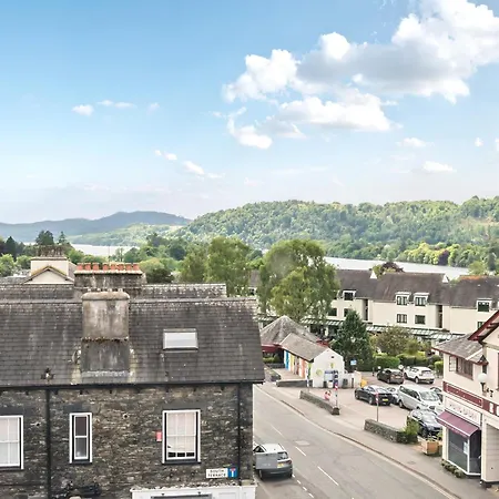 Perfectly Located, Bowness Flat With Free Parking And Views