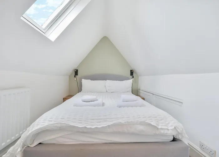 Perfectly Located, Bowness Flat With Free Parking And Views