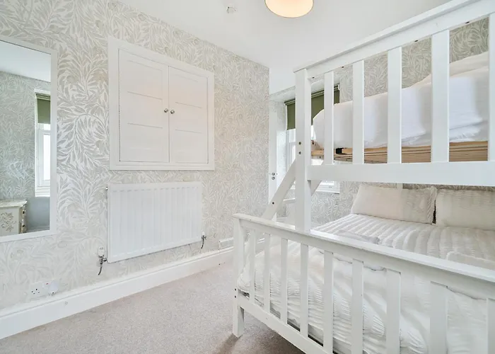 Perfectly Located, Bowness Flat With Free Parking And Views * 温德米尔