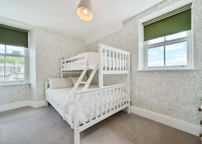 Perfectly Located, Bowness Flat With Free Parking And Views