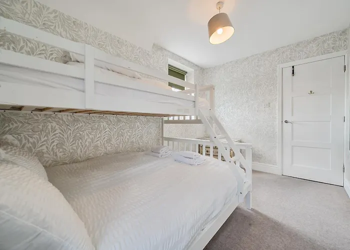 Perfectly Located, Bowness Flat With Free Parking And Views *