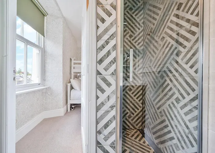 Perfectly Located, Bowness Flat With Free Parking And Views *