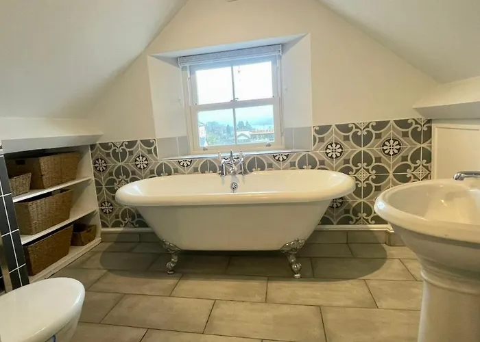 Perfectly Located, Bowness Flat With Free Parking And Views 公寓