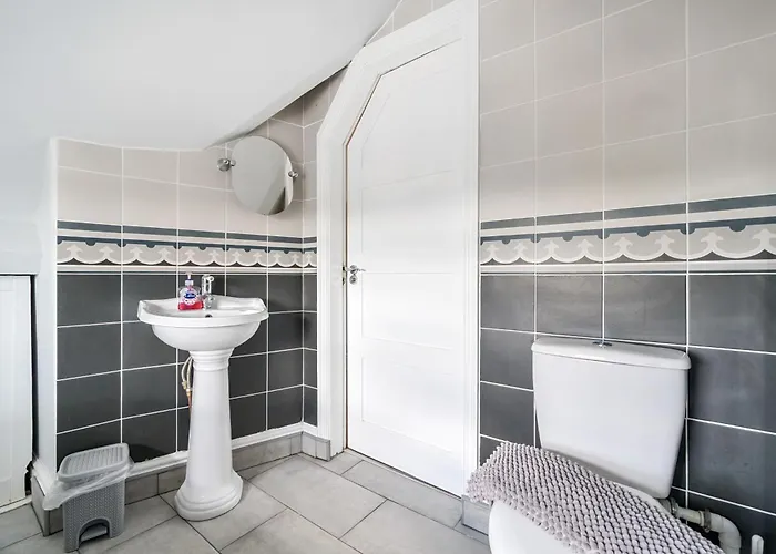 Perfectly Located, Bowness Flat With Free Parking And Views *