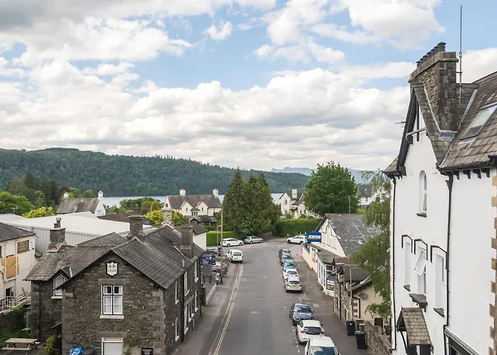 Perfectly Located, Bowness Flat With Free Parking And Views