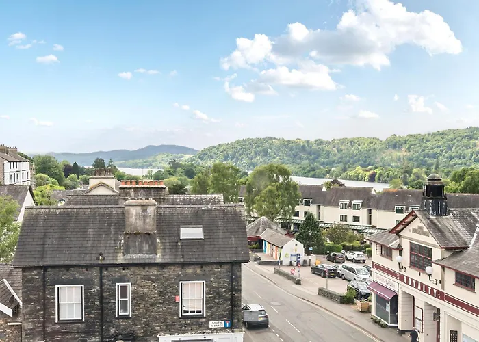 Perfectly Located, Bowness Flat With Free Parking And Views