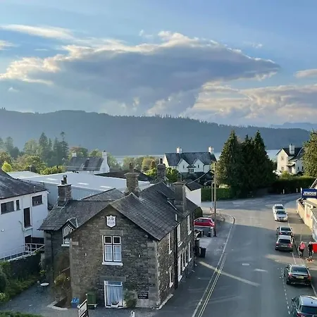 Perfectly Located, Bowness Flat With Free Parking And Views Windermere