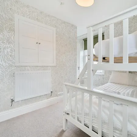 Perfectly Located, Bowness Flat With Free Parking And Views * Windermere